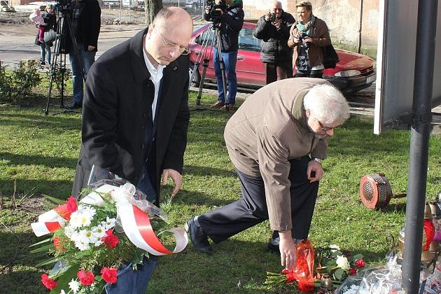 Syreny, kwiaty i znicze w 5. rocznicę katastrofy smoleńskiej