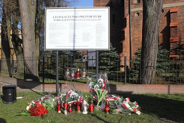 Syreny, kwiaty i znicze w 5. rocznicę katastrofy smoleńskiej