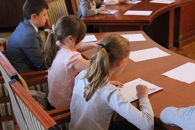 Szybko czytali o książkach i kamieniach szlachetnych