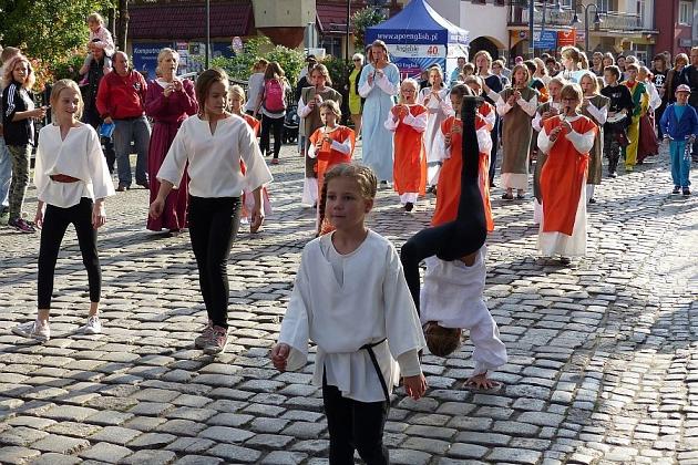 Pląsy w średniowiecznych rytmach