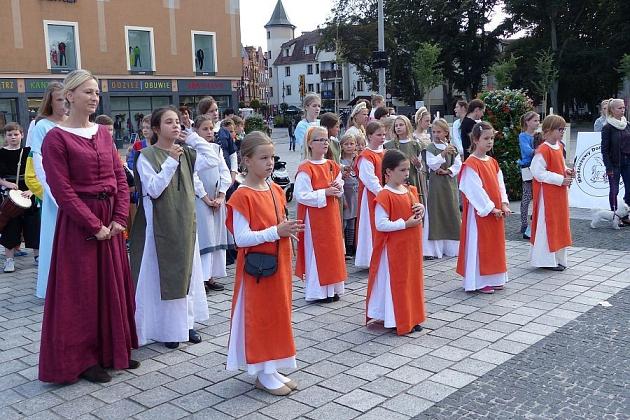 Pląsy w średniowiecznych rytmach