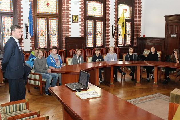 Preorientacja zawodowa. Gimnazjaliści w Ratuszu