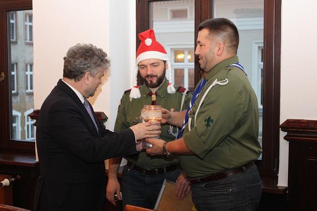 Betlejemskie Światło Pokoju w Ratuszu