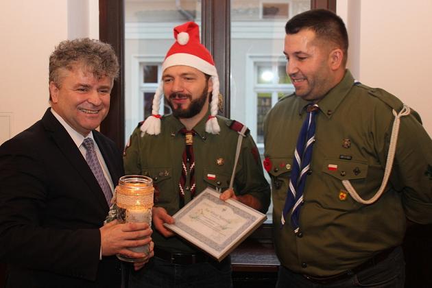 Betlejemskie Światło Pokoju w Ratuszu