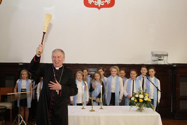 Ksiądz Biskup kolędował w ratuszu