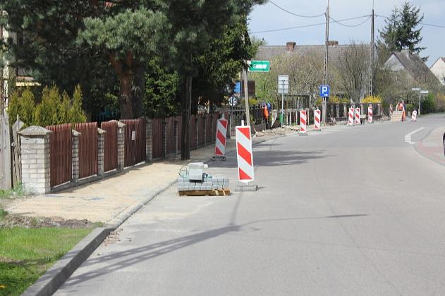 Trwa budowa chodnika i parkingu przy ks. Gracza