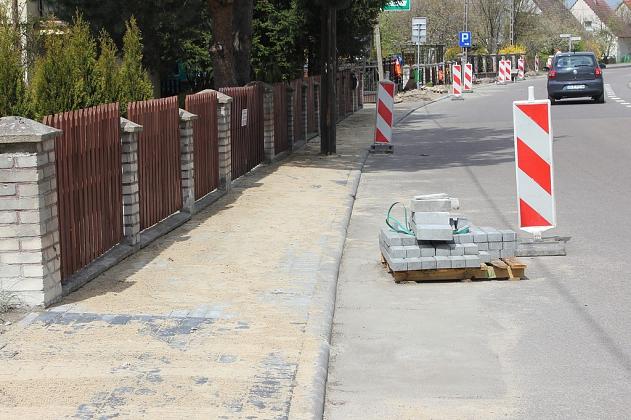 Trwa budowa chodnika i parkingu przy ks. Gracza