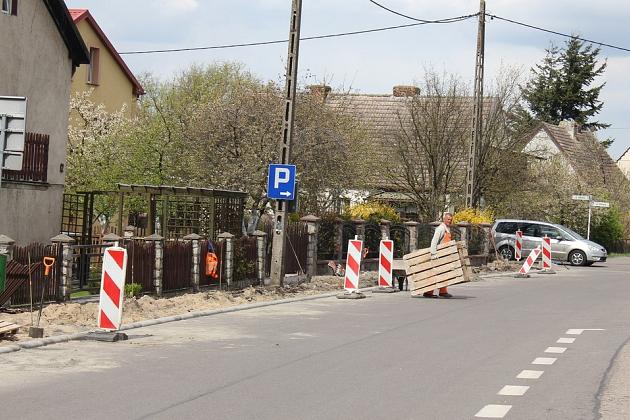 Trwa budowa chodnika i parkingu przy ks. Gracza