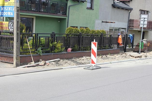 Trwa budowa chodnika i parkingu przy ks. Gracza