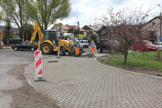 Trwa budowa chodnika i parkingu przy ks. Gracza