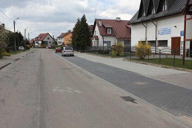 Nowe parkingi i chodnik przy kościele pw. Miłosierdzia Bożego