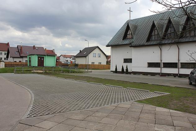 Nowe parkingi i chodnik przy kościele pw. Miłosierdzia Bożego