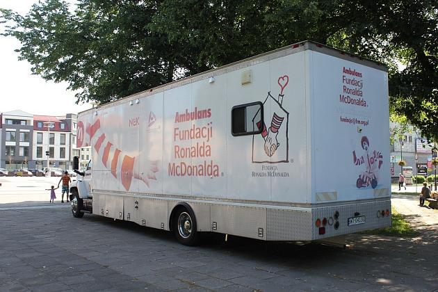 Ambulans Fundacji Ronalda McDonalda na placu Pokoju