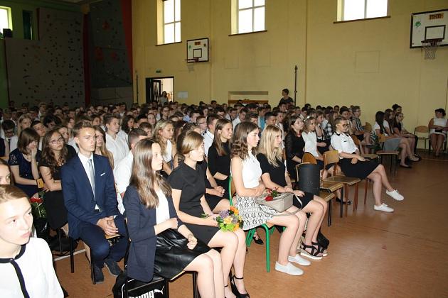 Uczniowie odebrali świadectwa i rozpoczęli wakacje