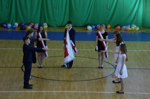 Uczniowie odebrali świadectwa i rozpoczęli wakacje