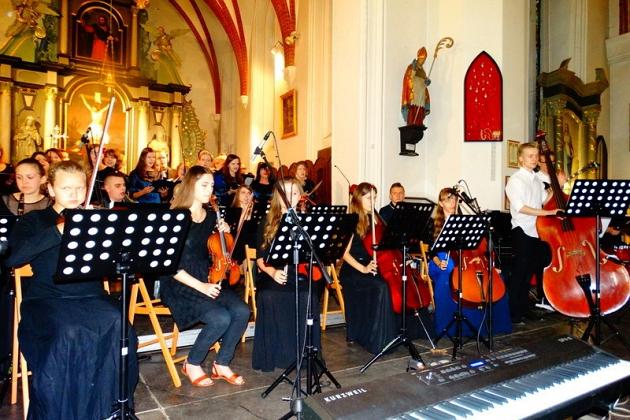 Lęborska Młodzieżowa Orkiestra Kameralna koncertowała w Sanktuarium