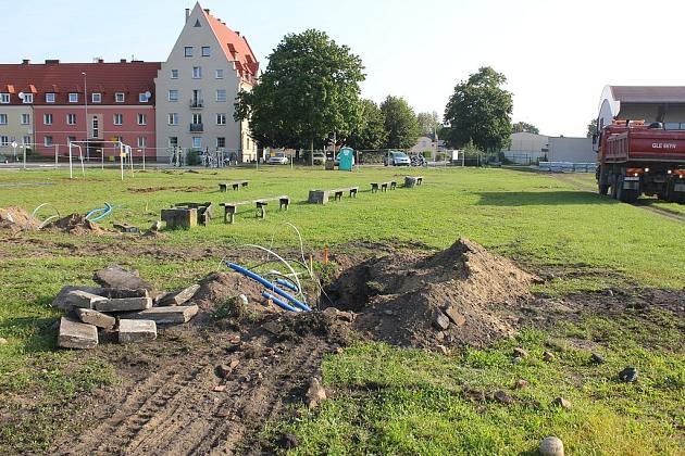 Prace ziemne na boisku przy Gimnazjum nr 2