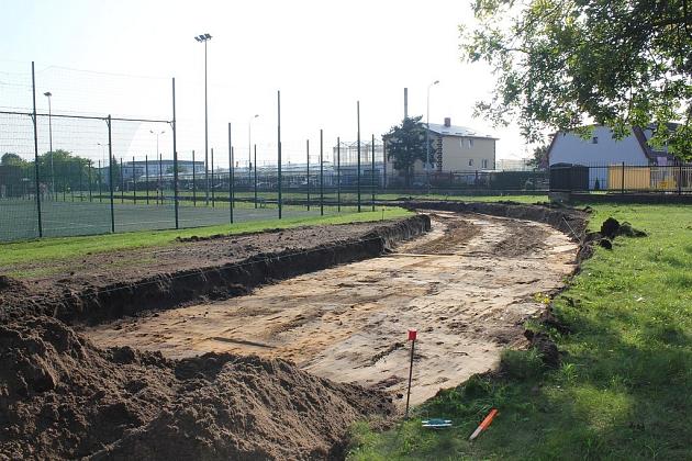 Prace ziemne na boisku przy Gimnazjum nr 2