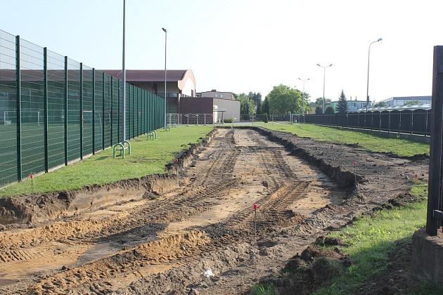 Prace ziemne na boisku przy Gimnazjum nr 2