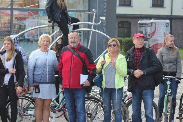 Bez samochodów wyruszyli w okolice Jeziora Lubowidz