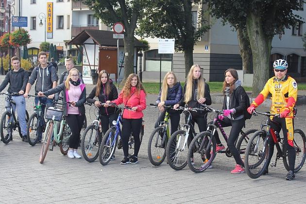 Bez samochodów wyruszyli w okolice Jeziora Lubowidz