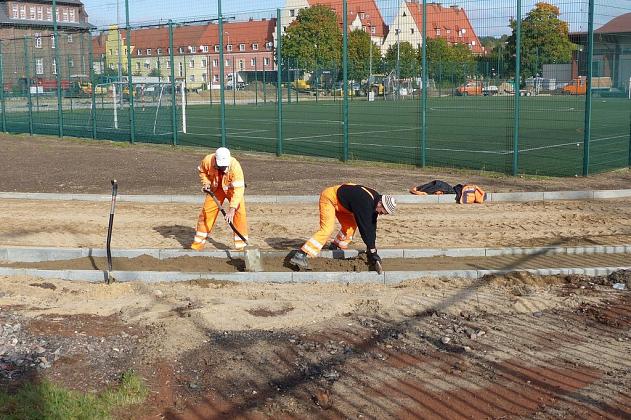 Ciężki sprzęt na boisku. Kompleks sportowy w budowie