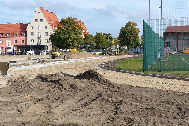Ciężki sprzęt na boisku. Kompleks sportowy w budowie
