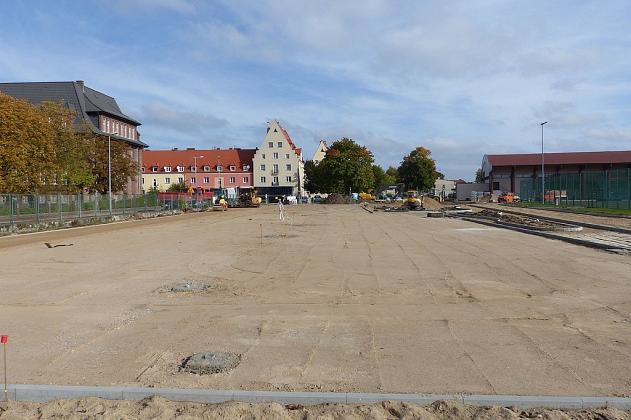 Ciężki sprzęt na boisku. Kompleks sportowy w budowie