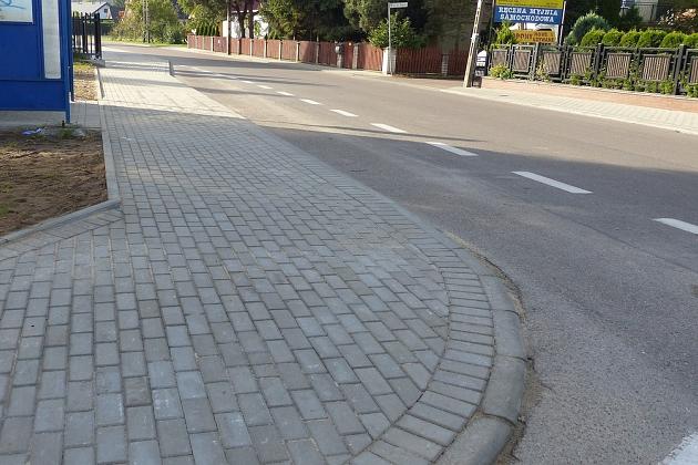 Ks. Gracza z nowym chodnikiem