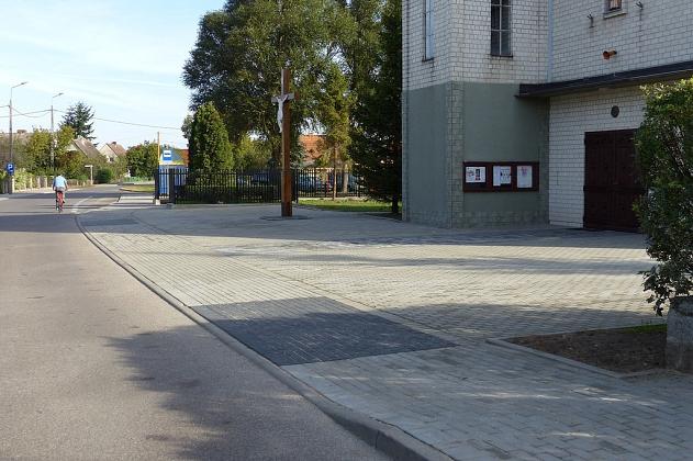 Ks. Gracza z nowym chodnikiem