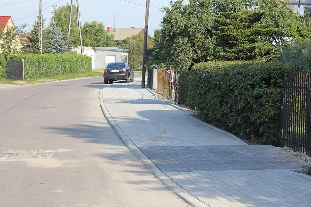 Ks. Gracza z nowym chodnikiem