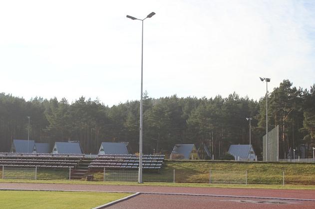 Pobiegają przy światłach. Lampy LED na bieżni lekkoatletycznej