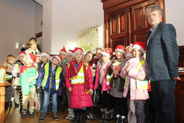 Przedszkolaki ze świąteczną wizytą w ratuszu