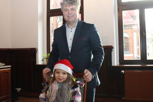 Przedszkolaki ze świąteczną wizytą w ratuszu