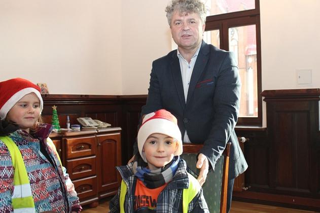 Przedszkolaki ze świąteczną wizytą w ratuszu