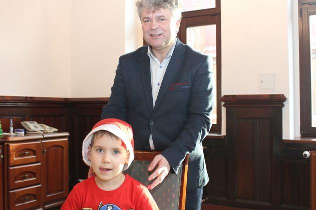 Przedszkolaki ze świąteczną wizytą w ratuszu