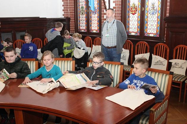 Uczniowie ze szkoły w Garczergorzu z wizytą w ratuszu