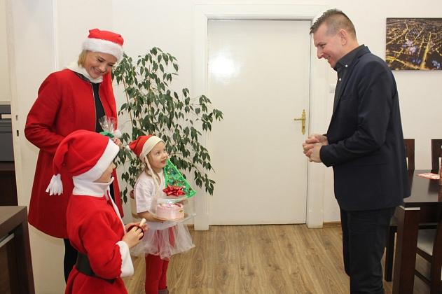 Świąteczna wizyta przedszkolaków z