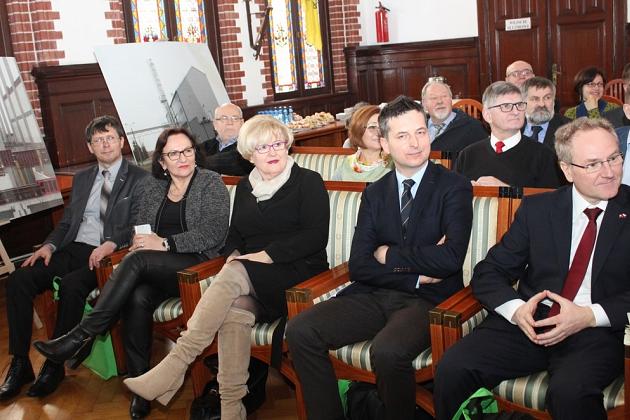 Elektrociepłownia ułatwia walkę ze smogiem. Konferencja w ratuszu