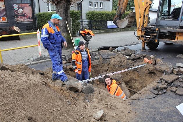 Remont ulicy Mostnika. Nowy asflalt i studzienki