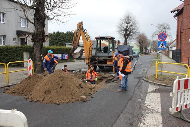 Remont ulicy Mostnika. Nowy asflalt i studzienki