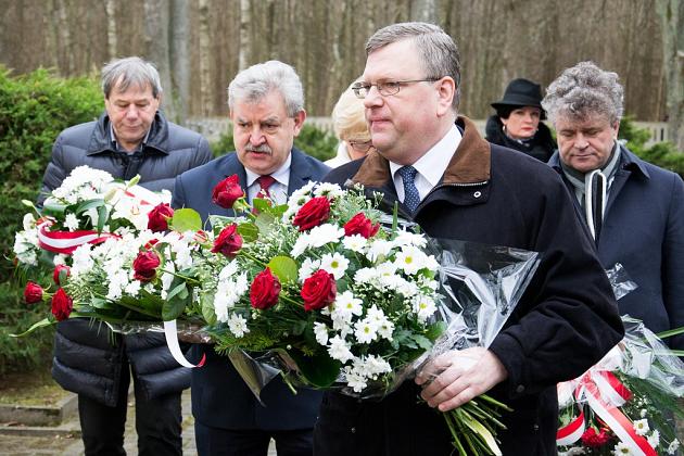 Ambasador Łotwy z wizytą na cmentarzu w Krępie Kaszubskiej
