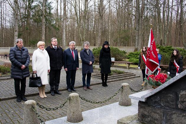Ambasador Łotwy z wizytą na cmentarzu w Krępie Kaszubskiej