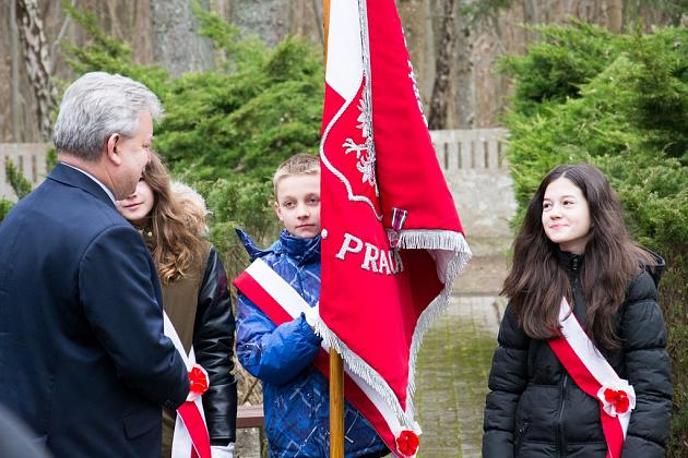 Ambasador Łotwy z wizytą na cmentarzu w Krępie Kaszubskiej