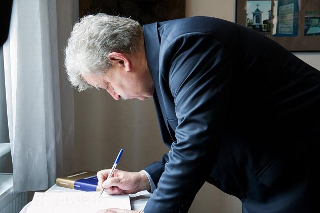 Ambasador Łotwy z wizytą na cmentarzu w Krępie Kaszubskiej