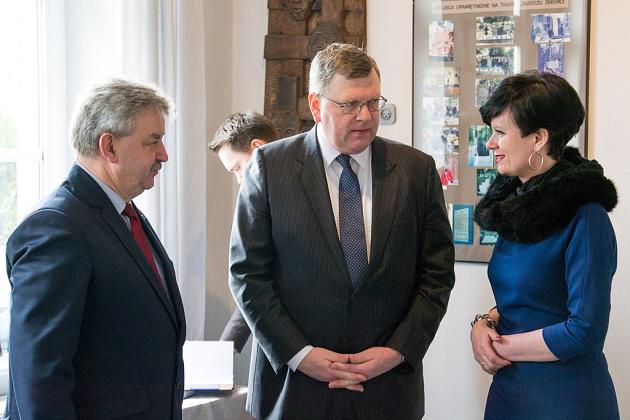 Ambasador Łotwy z wizytą na cmentarzu w Krępie Kaszubskiej