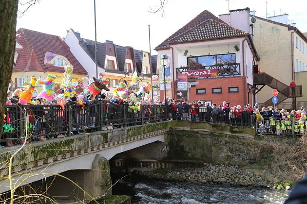 Powitali wiosnę nad rzeką Łebą