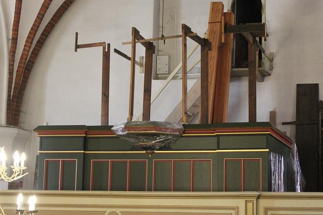 Remont organów w Sanktuarium św. Jakuba Ap. Trwa montaż szafy organowej