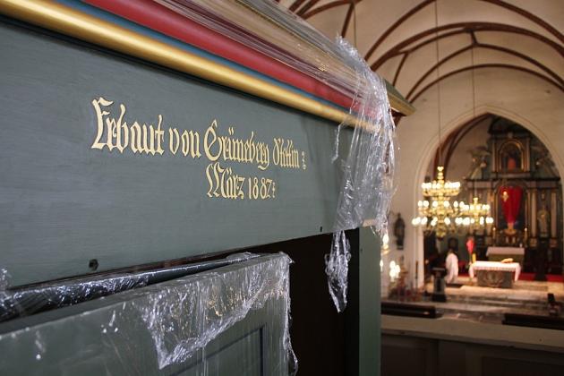 Remont organów w Sanktuarium św. Jakuba Ap. Trwa montaż szafy organowej