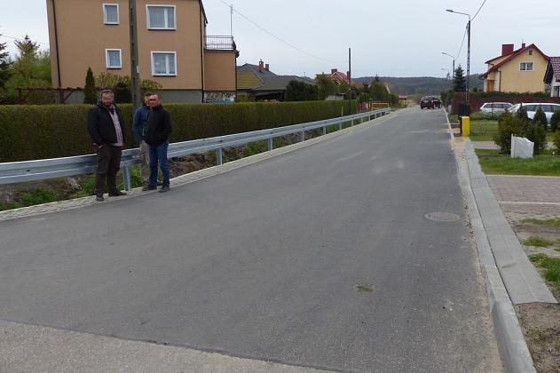 Asfalt i betonowa kostka na Lubelskiej. Wzmocniono rów melioracyjny